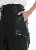 PANTALON NEGRO JOGGER CON BOLSILLOS Y TACHAS LOLA CASADEMUNT