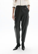 PANTALON NEGRO JOGGER CON BOLSILLOS Y TACHAS LOLA CASADEMUNT