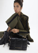 BANDOLERA NEGRA ACOLCHADA CON LOGO LOLA CASADEMUNT