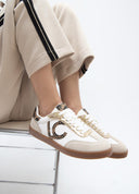ZAPATILLAS BLANCAS CON LOGO TACHAS LOLA CASADEMUNT