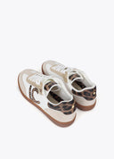 ZAPATILLAS BLANCAS CON LOGO TACHAS LOLA CASADEMUNT