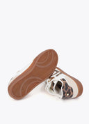 ZAPATILLAS BLANCAS CON LOGO TACHAS LOLA CASADEMUNT