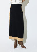 FALDA MIDI TRICOT NEGRA CON LATERALES CONTRASTE LOLA CASADEMUNT