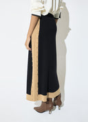 FALDA MIDI TRICOT NEGRA CON LATERALES CONTRASTE LOLA CASADEMUNT