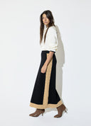 FALDA MIDI TRICOT NEGRA CON LATERALES CONTRASTE LOLA CASADEMUNT