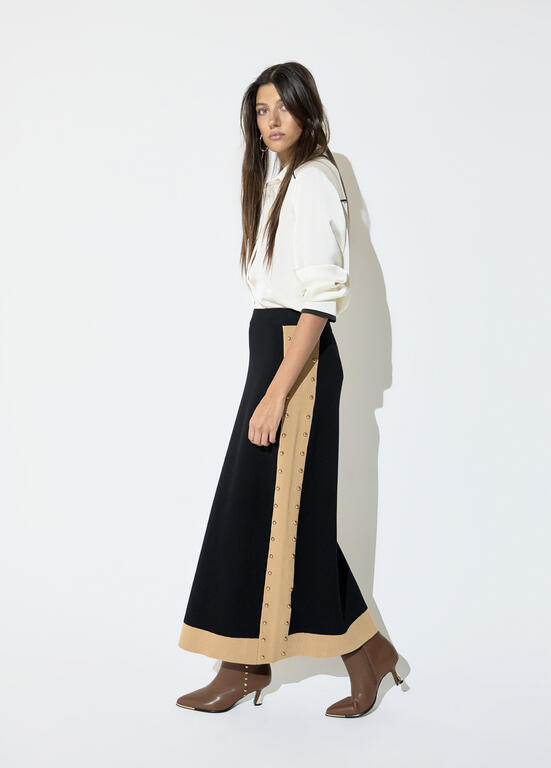 FALDA MIDI TRICOT NEGRA CON LATERALES CONTRASTE LOLA CASADEMUNT