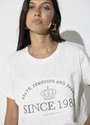 CAMISETA BLANCA CON STRASS Y TACHAS LOLA CASADEMUNT