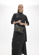 BANDOLERA NEGRA SOLAPA CON TACHAS LOLA CASADEMUNT