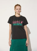 CAMISETA NEGRA ESTAMPADO FRONTAL BY MAITE CASADEMUNT