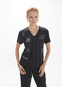 CAMISETA NEGRA CUELLO PICO CON DETALLES BRILLANTES BY MAITE CASADEMUNT