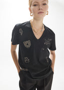 CAMISETA NEGRA CUELLO PICO CON DETALLES BRILLANTES BY MAITE CASADEMUNT