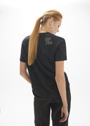 CAMISETA NEGRA CUELLO PICO CON DETALLES BRILLANTES BY MAITE CASADEMUNT