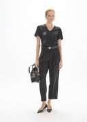 CAMISETA NEGRA CUELLO PICO CON DETALLES BRILLANTES BY MAITE CASADEMUNT